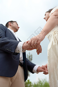 订婚戒指 婚姻求婚 女孩炫耀 她的订婚戒指森林夫妻背景图片