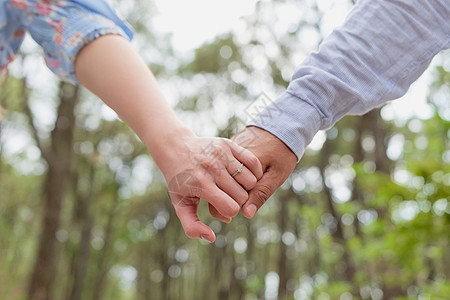 订婚戒指 婚姻求婚 女孩炫耀 她的订婚戒指夫妻森林背景图片