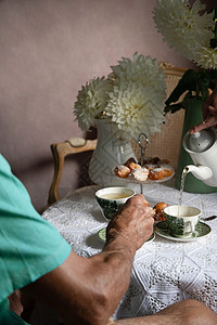 以英语风格的茶叶休息 古老的复古生活 自制面包和花束图片