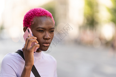 在手机上说话的非洲女性 充满不信任的言语图片