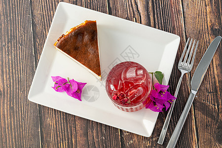草莓茶和圣塞巴斯蒂安芝士蛋糕奶油食物咖啡面包糕点小吃烹饪馅饼美食甜点图片