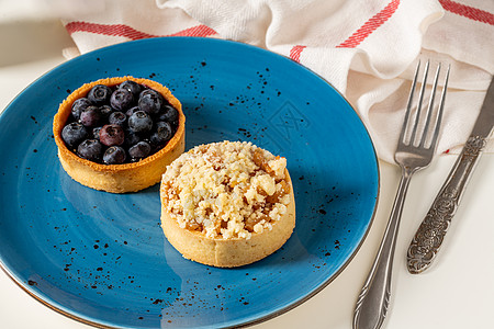 蓝莓和苹果派 放在蓝色瓷板上的鲜烤单部分蓝莓和苹果派糕点小吃水果面包甜点馅饼蛋糕糖果美食桌子图片