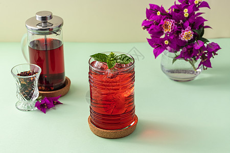 绿色桌上新鲜酿制的冰冷红果茶液体浆果薄荷杯子食物玻璃饮料果汁水果草本植物图片