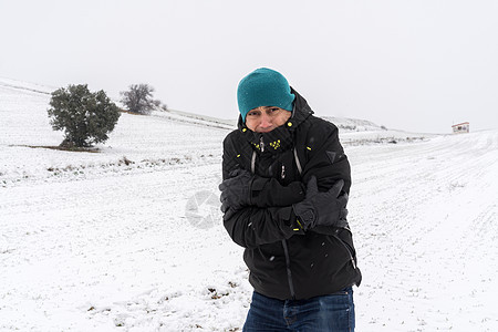下雪的时候很冷酷的人风衣男性手套天空帽子夹克风暴季节成人外套图片