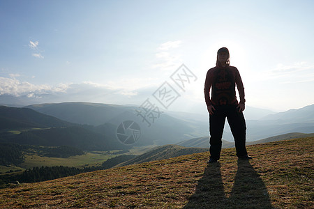 山边那人欣赏这景色的风景日落呼吸享受成人山脉动作旅行森林远足视频图片