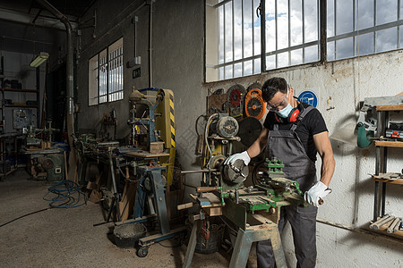 工人在工厂里笑着看着摄影机职业木头防护工作服木工男性水平机械工业工匠图片