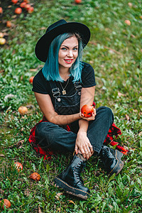 蓝头发妇女在绿色花园中采摘成熟的红苹果水果 有机生活方式 农业 园艺职业等食物收成收获生产成人女性叶子女士果园农村图片