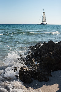 海平面与海浪冲向海岸 一些岩石上图片