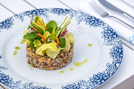 奎诺亚沙拉加鳄梨 胡萝卜 小鸡豆和新鲜绿菜粮食饮食蔬菜小麦美食营养食物盘子橙子核桃图片