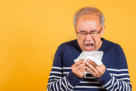 亚洲老人感冒 感冒和打喷嚏 因疾病病毒问题使用组织药品眼镜鼻子感染治愈鼻炎哮喘成人男人花粉图片