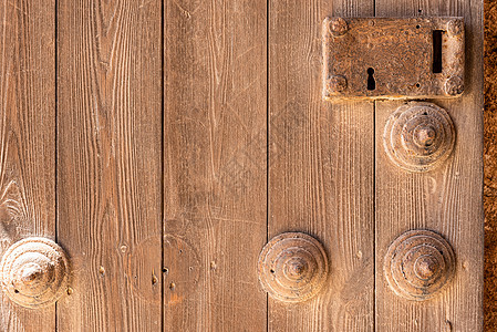 木材门 有生锈的钥匙孔和装饰木板元素图片