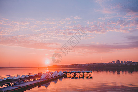 日落时带船的木制码头天空海滩海洋海岸蓝色木头反射农村文化旅行图片