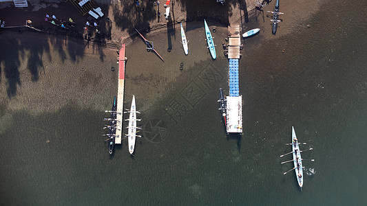 在宁静的海面上划队桨赛艇动机训练挑战力量人员竞争耐力团队竞赛图片