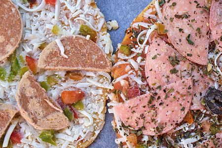 美味冰冻披萨垃圾烤箱盘子厨房塑料蔬菜小吃产品香肠面团图片