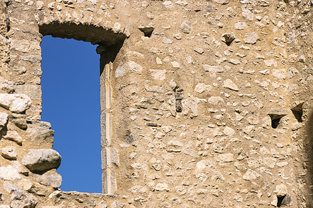 12世纪法国城堡废墟窗外的蓝天景象图片