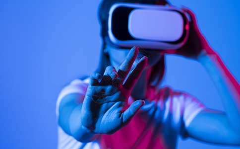 VR头盔 女人用手指触摸假想的透视板观察VR装置  是的 但她没有看到娱乐白色创新电脑女士技术微笑工具眼镜模拟器图片