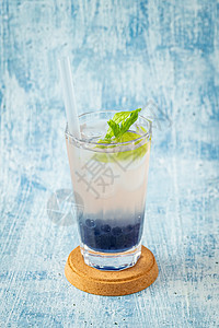 蓝底玻璃杯中的水果泡泡茶木薯甜点液体气泡柠檬热带宏观食物波霸小吃图片
