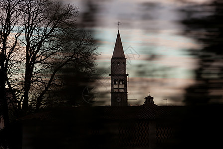 从火车窗口看到一个钟塔的景象图片