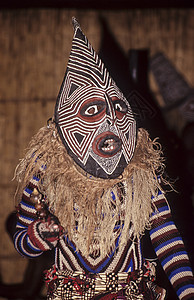 Zulu部落舞蹈皮革戏服舞蹈家展示男性村庄荒野旅行节日传统图片