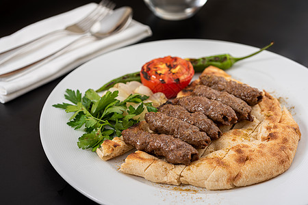 土耳其的肉丸 传统软糖 辣椒肉丸 Kebab或Kebap羊肉烤串食物烹饪牛肉碎肉石蜡炙烤地面服务图片