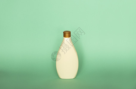 绿色背景隔离的Beige空白塑料瓶肥皂塑料化妆品奶油淋浴凝胶洗发水管子液体治疗图片