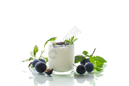 甜甜自制酸奶 杯子里有新鲜李子片饮食酸奶产品早餐美食果汁水果蓝色婴儿营养图片