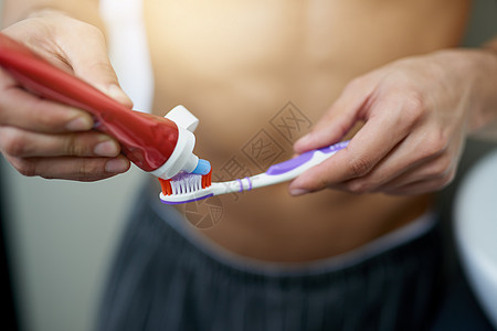 刷牙应该是你做的第一件事 一个准备刷牙的年轻人图片