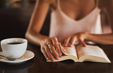 一位在咖啡馆看书的不明身份女性 在咖啡馆里读了一本书 他写道图片
