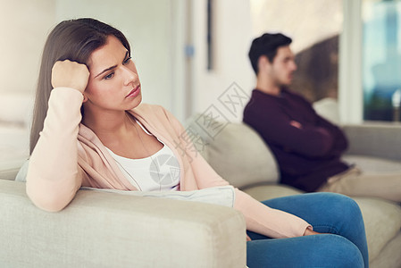 一对不快乐的情侣坐在沙发上 在家吵架后就坐在一起了 我无法相信他们居然在吵什么小事图片