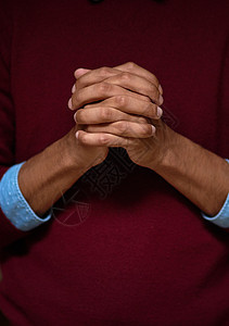 我有一个信念 一个年轻人在祈祷时 手牵手在一起图片
