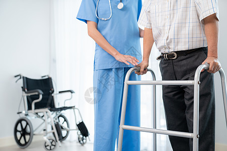 老有所医理疗师协助她满足的高级病人用折叠行走器照顾者男人保健骨科康复疗养老年卫生护理女性背景