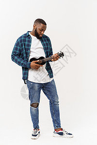年轻英俊的非洲美国人 在白色背景下玩乌鲁列尔孤立吉他手乞丐乐趣爆炸音乐套装乐器男性弹奏公园图片