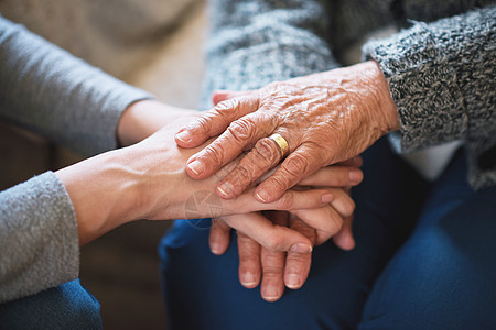 与女儿手握手的老年妇女女士朋友们家庭生活享受感情祖母情感退休友谊图片