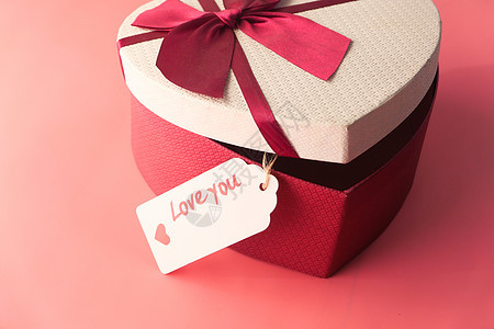 粉红背景的心形礼物盒背景图片