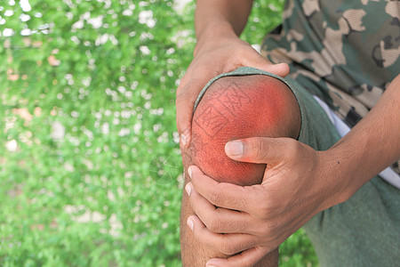 紧紧关紧紧贴着膝盖结扎疼痛的男人绿色皮肤痛苦红色肌肉图片
