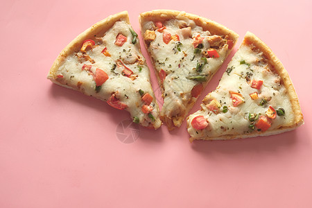 粉红色上一块盘子上的芝士比萨图片