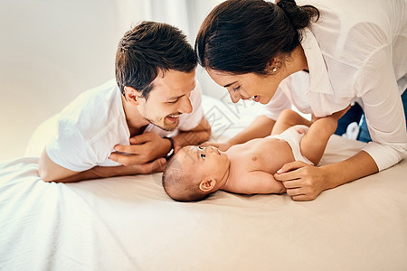 家人 一点点人间天堂 一个快乐的母亲和父亲在家里与他们的男婴建立联系图片