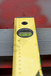 黄黄泡泡楼层 在灰色背景上标有长度标记建设工程房子统治者木匠液体建筑平衡工作精神图片