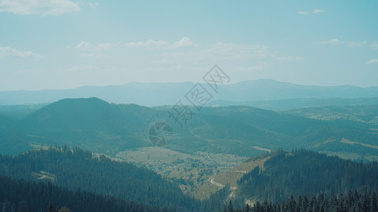 夏季白天的喀尔巴阡山脉戏剧性旅游蓝色远足山脉旅行森林阳光太阳爬坡图片