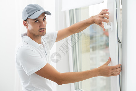 修理工在公寓里修理 调整或安装金属塑料窗户 阳台 凉廊 阳台的玻璃窗 生产各种尺寸的双层玻璃窗尺码工具玻璃服务工人建设者维修房子图片