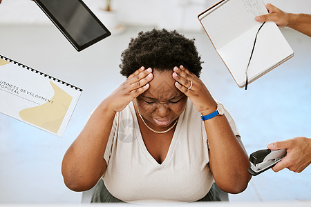 压力大 沮丧和沮丧的黑人企业家劳累过度 精疲力尽 焦虑和头痛 女商务人士与工作超负荷的混乱作斗争 未能按时完成图片