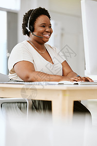 呼叫中心代理 业务顾问或电话推销员在电脑桌前打字时使用耳机协助客户打电话 联系我们以获得卓越的客户服务或在线常见问题解答帮助台支图片