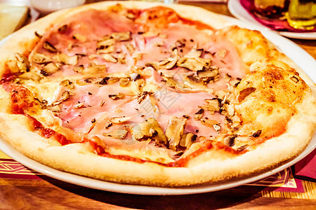 意大利比萨店的传统意大利比萨 美食旅行体验奢华菜单餐厅香肠食谱披萨乡村服务午餐石头图片