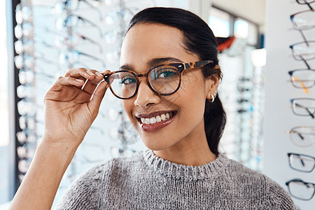 在验光师那里戴一副时髦的眼镜 时髦的眼镜和新的处方镜片的女人 客户选择 购买和购买镜框以改善视力和视力的肖像购物眼睛服务成人女性图片