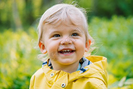穿着黄色雨衣的可爱小男孩的肖像 孩子微笑 爱 照顾 依恋 家庭 儿童概念图片