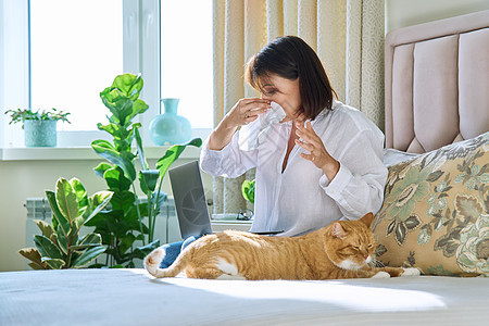 妇女对家用猫毛过敏打喷嚏鼻炎呼吸小猫喷嚏疾病预防头发女士症状哮喘图片