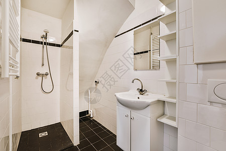 淋浴小屋附近的垃圾和厕所建筑学洗手间卫生镜子玻璃盒子龙头白色水平卫生间图片
