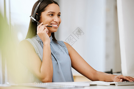 呼叫中心代理 业务顾问或电话营销员在电脑桌打字时使用耳机在线协助客户 联系我们以获得卓越的客户服务或在线常见问题解答帮助台支持图片