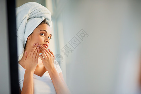 一个有魅力的年轻女人在浴室里 挤着一个小酒窝的脸 她从厕所里出来图片