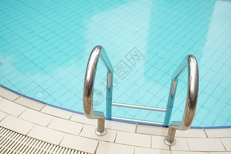 一个带民调楼梯的空游泳池温泉旅行运动游泳水池酒店闲暇奢华蓝色背景图片